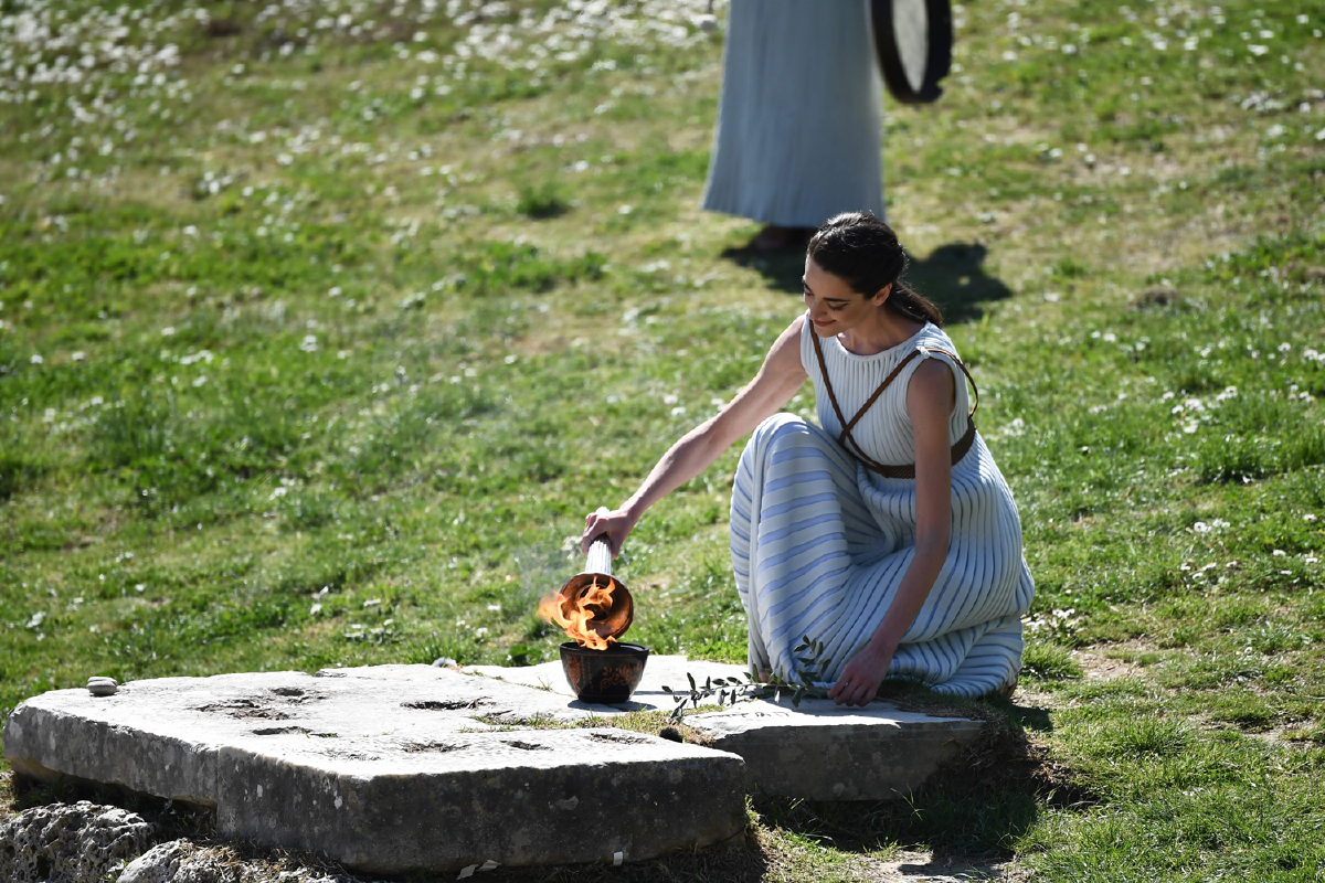 คบเพลิงโอลิมปิกถูกจุดแล้ว ท่ามกลางกระแสไม่แน่ใจจะจัดต่อหรือไม่