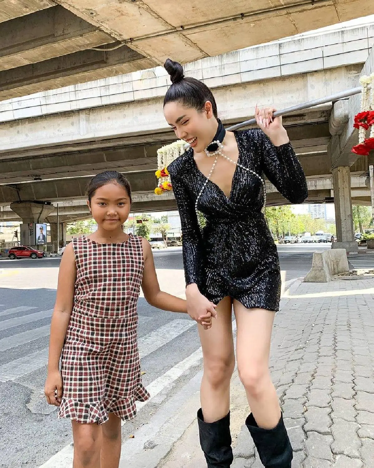 นัท สะบัดแปรง อาสาปรับลุค น้องแจ๋วแหวว เด็กขายพวงมาลัยให้สวยเปรี้ยวสุดปัง