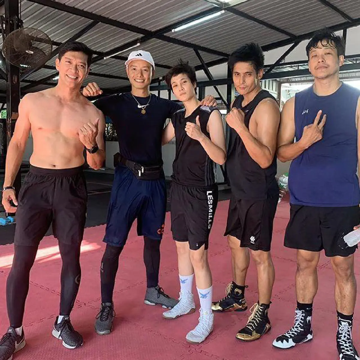 เหล่าดารากลุ่มเสี่ยง เผยผลตรวจโควิด-19 พร้อมกักตัวเองอีก 14 วัน