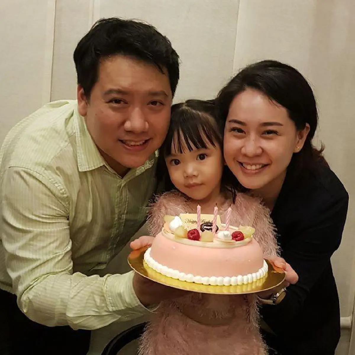 จากใจแม่ลูกยังเล็ก! นุ้ย สุจิรา กังวลโควิด-19 ขอร้องรัฐบาลควบคุมให้ได้ในเร็ววัน