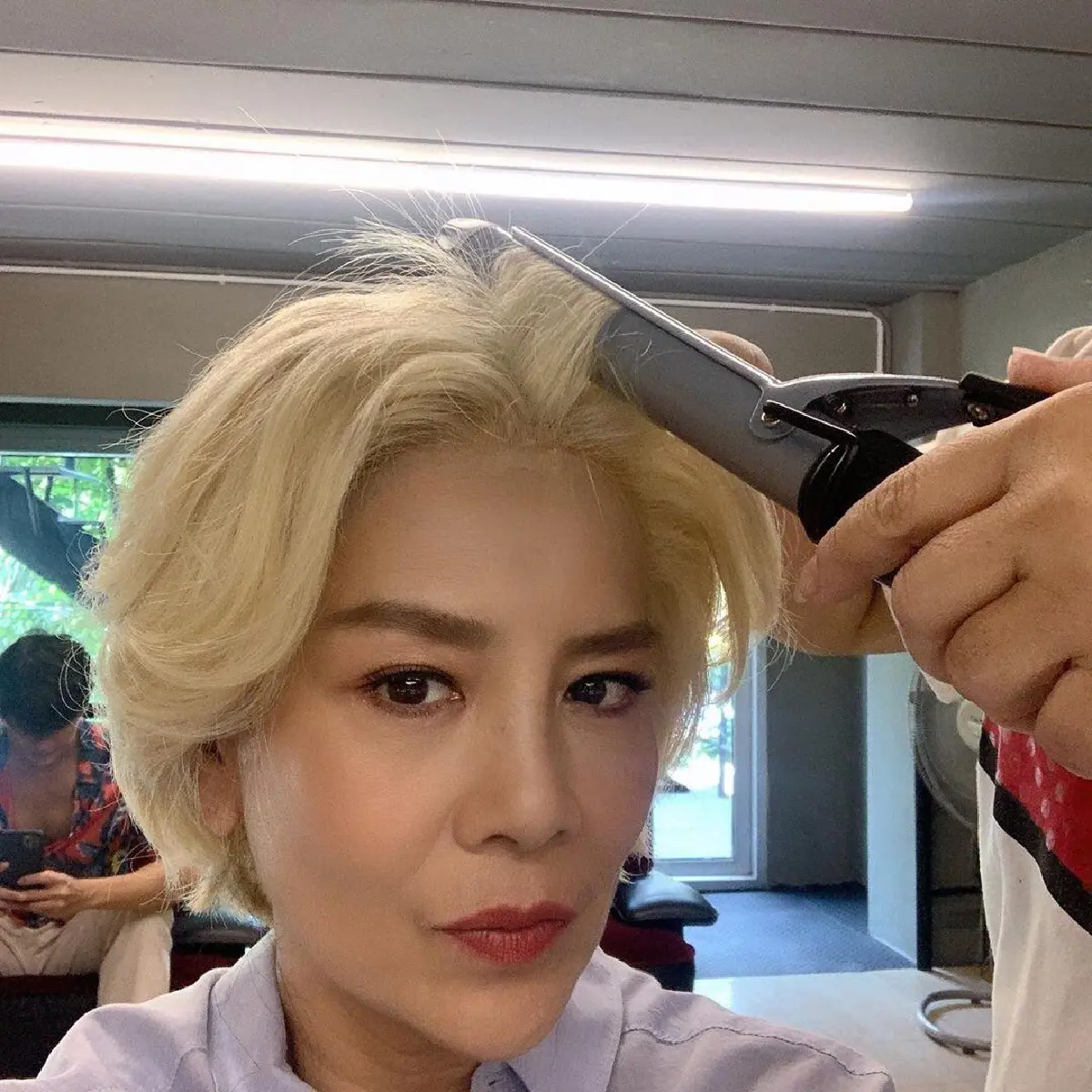 “ต่าย เพ็ญพักตร์” ขอเปลี่ยนลุคใหม่หั่นผมสั้นสีบลอนด์กระชากวัย