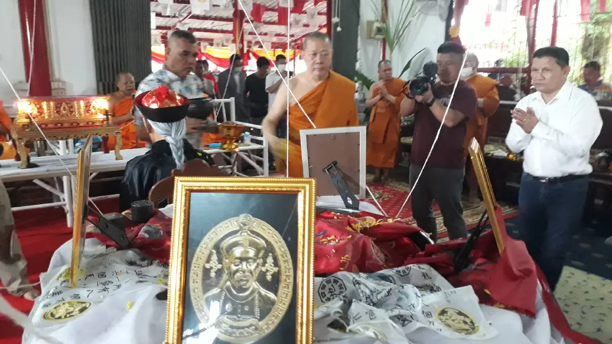 เจ้าคุณธงชัยนั่งปลุกเสกเหรียญรุ่น"รวยอมตะ"ฟ้าร้องคำรามลั่นวัดป้อมรามัญ