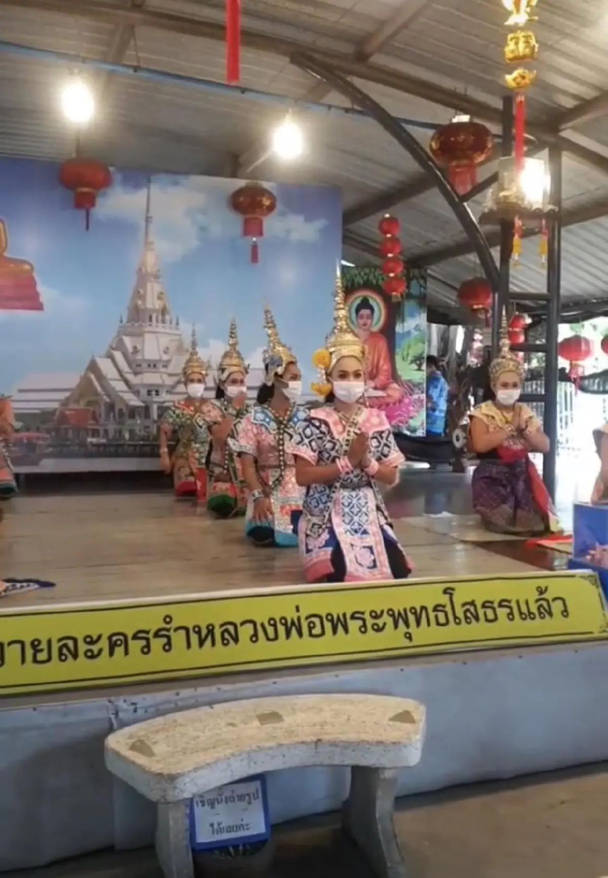  “ป้อง ณวัฒน์” ถ่ายภาพร่วมกับนางรำในชุดรำเต็มยศ เพิ่มเติมคือหน้ากากอนามัย