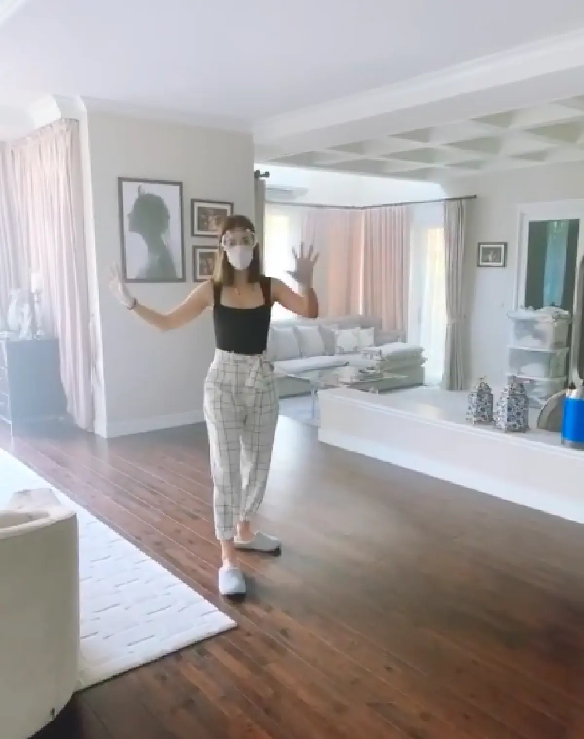 สบายใจขึ้นเยอะ! “เอมี่ กลิ่นประทุม” เปิดบ้านพ่นยาป้องกัน COVID-19 