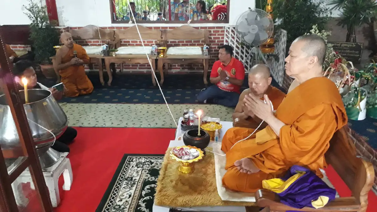 เจ้าคุณธงชัยนั่งปลุกเสกเหรียญรุ่น"รวยอมตะ"ฟ้าร้องคำรามลั่นวัดป้อมรามัญ