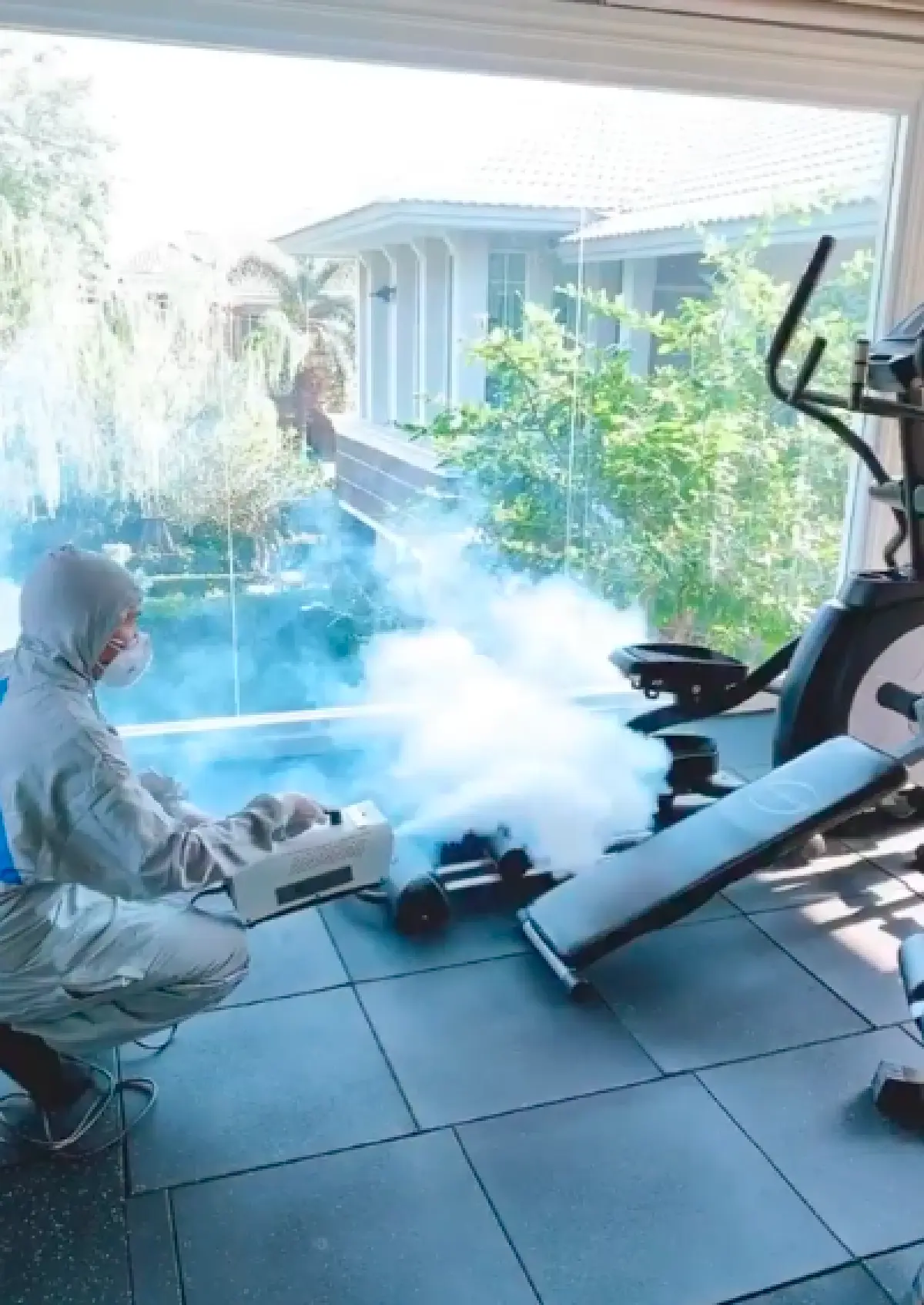 สบายใจขึ้นเยอะ! “เอมี่ กลิ่นประทุม” เปิดบ้านพ่นยาป้องกัน COVID-19 