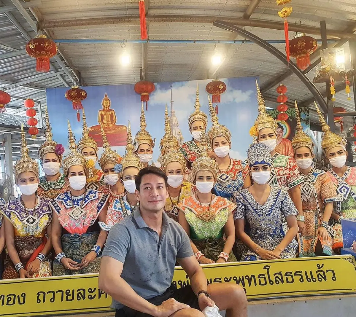  “ป้อง ณวัฒน์” ถ่ายภาพร่วมกับนางรำในชุดรำเต็มยศ เพิ่มเติมคือหน้ากากอนามัย