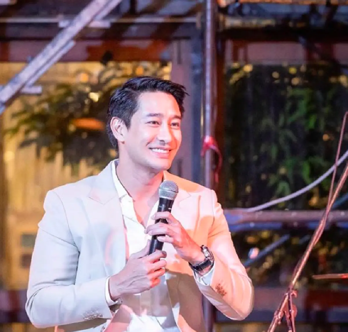  “ป้อง ณวัฒน์” ถ่ายภาพร่วมกับนางรำในชุดรำเต็มยศ เพิ่มเติมคือหน้ากากอนามัย