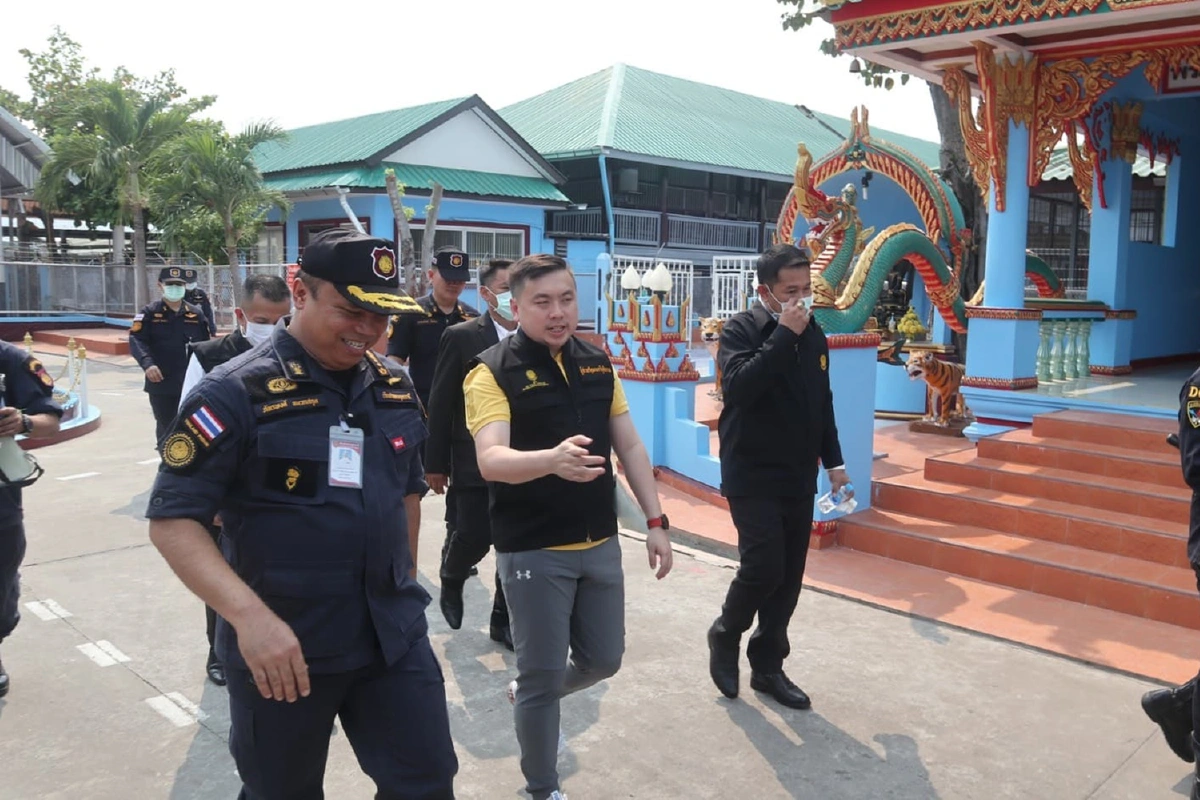 ผช.รมว.ยุติธรรมเยี่ยมคุกอุดรฯดูนักโทษผลิตหน้ากากสู้โควิด-19