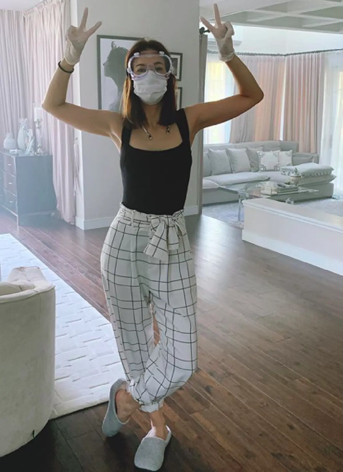 สบายใจขึ้นเยอะ! “เอมี่ กลิ่นประทุม” เปิดบ้านพ่นยาป้องกัน COVID-19 