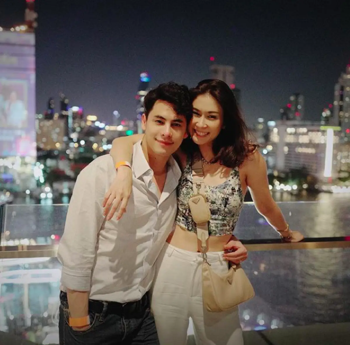 สบายใจขึ้นเยอะ! “เอมี่ กลิ่นประทุม” เปิดบ้านพ่นยาป้องกัน COVID-19 