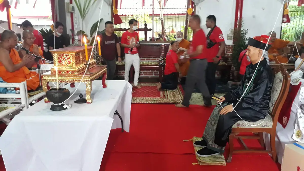 เจ้าคุณธงชัยนั่งปลุกเสกเหรียญรุ่น"รวยอมตะ"ฟ้าร้องคำรามลั่นวัดป้อมรามัญ