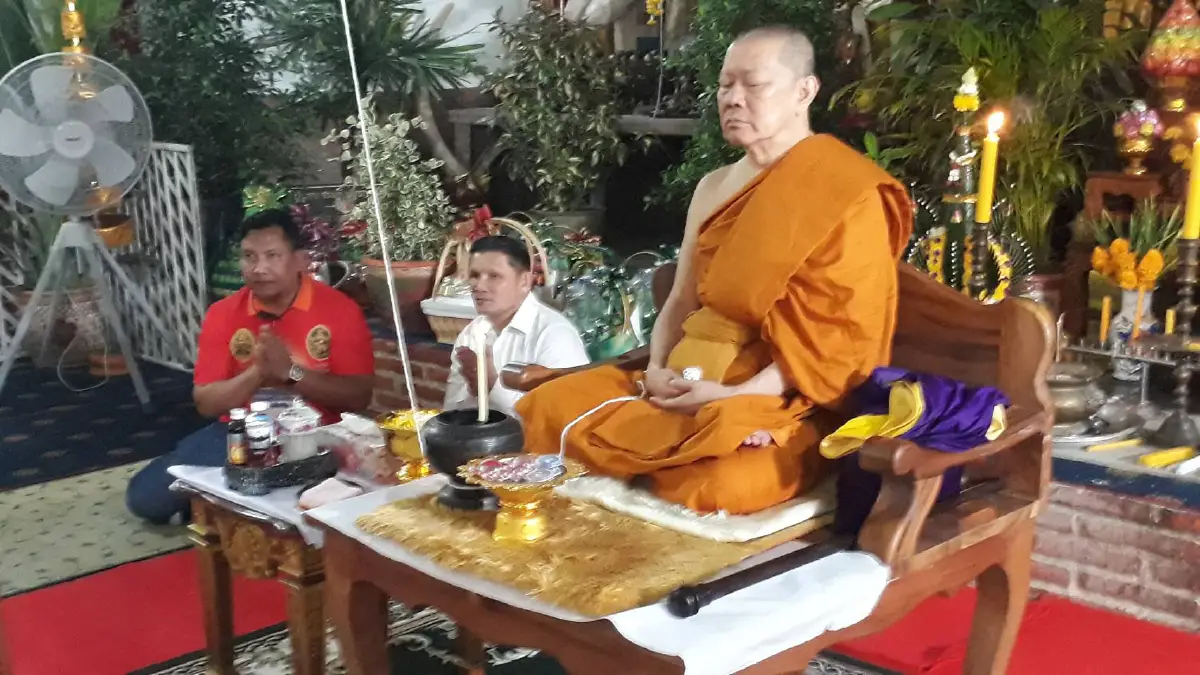 เจ้าคุณธงชัยนั่งปลุกเสกเหรียญรุ่น"รวยอมตะ"ฟ้าร้องคำรามลั่นวัดป้อมรามัญ