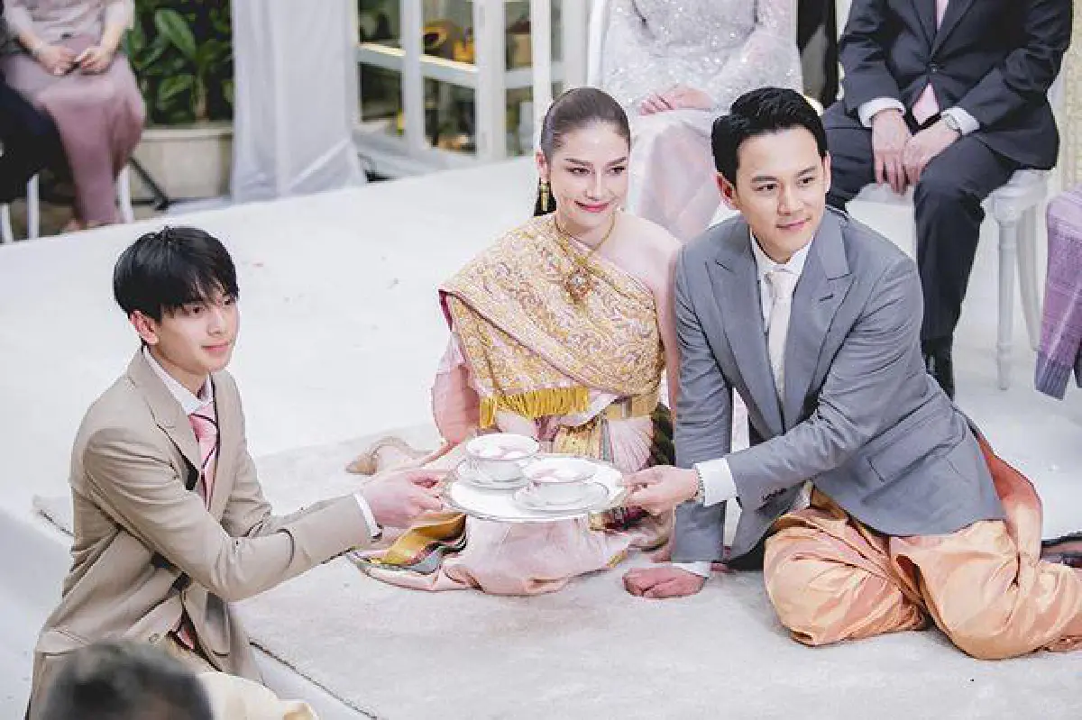 “พ่อฟลุค” เผยเหตุผลทำไม “น้องอชิ” ถึงหล่อและรวยที่สุดในวันงานหมั้น