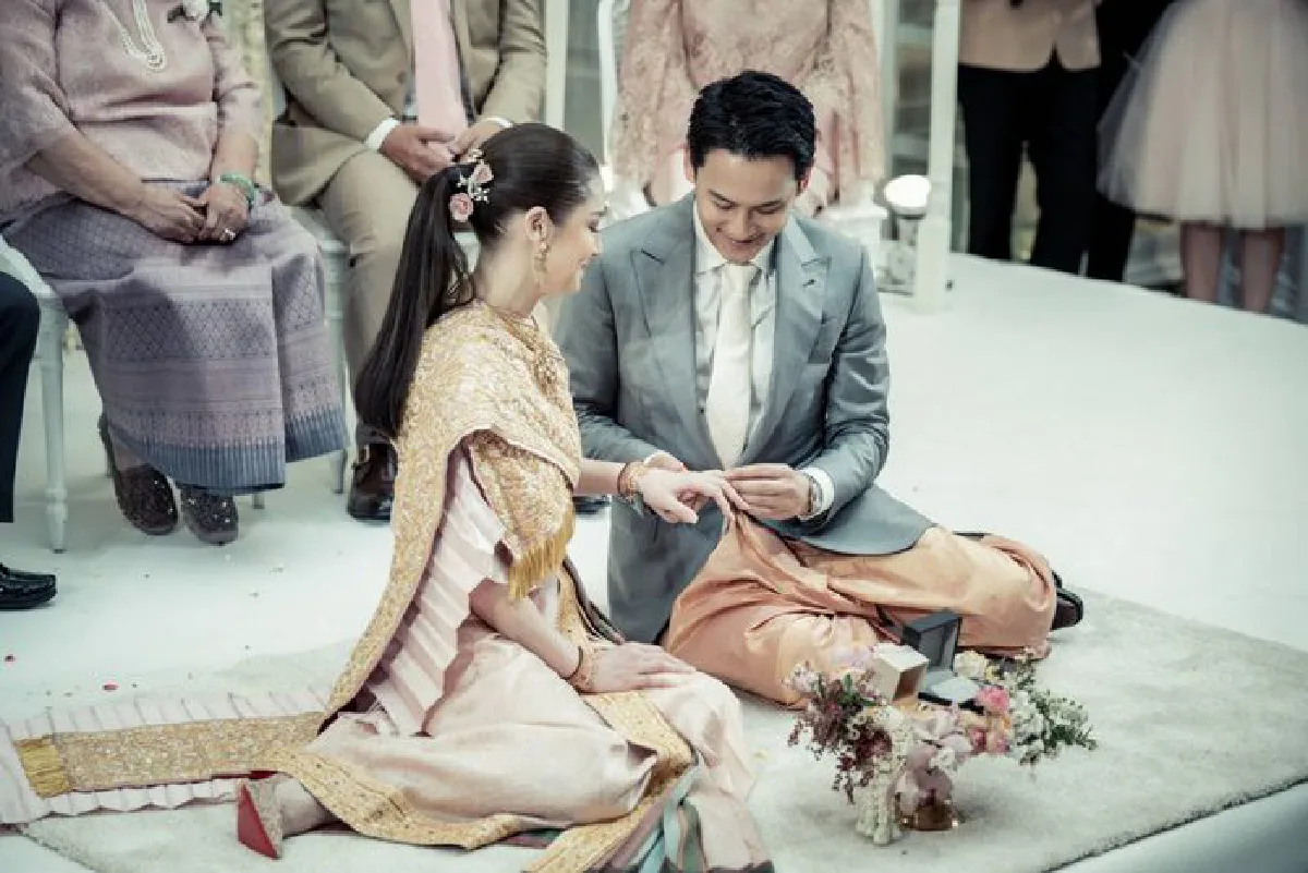 “พ่อฟลุค” เผยเหตุผลทำไม “น้องอชิ” ถึงหล่อและรวยที่สุดในวันงานหมั้น