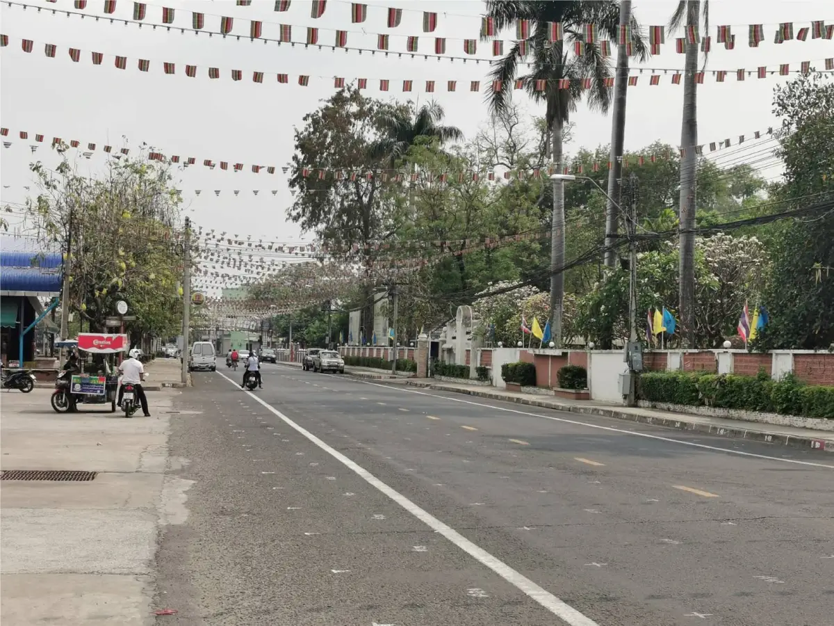 ประเดิมปิดถนนคนเดินเซราะกราวเด้งรับมาตรการปิดเมืองป้องกันโควิด-19 ระบาด