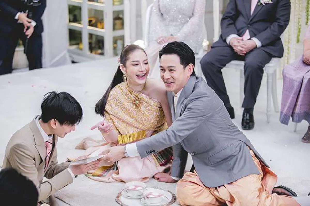 “พ่อฟลุค” เผยเหตุผลทำไม “น้องอชิ” ถึงหล่อและรวยที่สุดในวันงานหมั้น