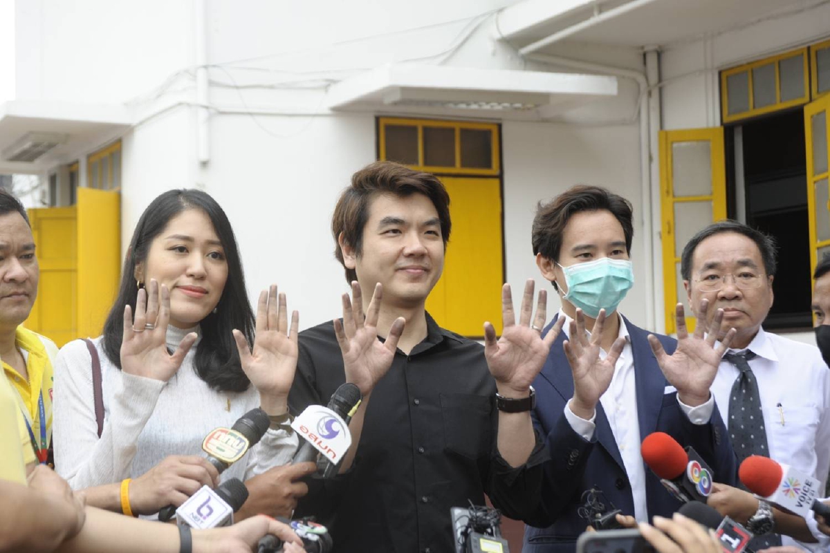 "ปิยบุตร-พรรณิการ์-พิธา" เข้ารับทราบข้อกล่าวหาคดี "แฟลชม็อบ" "ปิยบุตร-พรรณิการ์-พิธา" เข้ารับทราบข้อกล่าวหาคดี "แฟลชม็อบ"