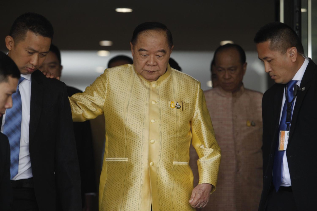 บิ๊กป้อม ลาประชุม ครม.หลังเกิดอุบัติเหตุขาชนโต๊ะทำเข่าเจ็บ บิ๊กป้อม ลาประชุม ครม.หลังเกิดอุบัติเหตุขาชนโต๊ะทำเข่าเจ็บ