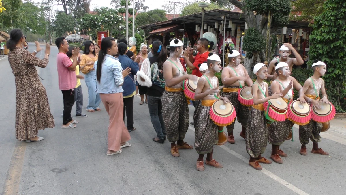 จ้างวงกลองยาวแก้บน"ไอ้ส้มฉุน"วัดทรงเสวยให้โชคลาภกว่าครึ่งล้าน