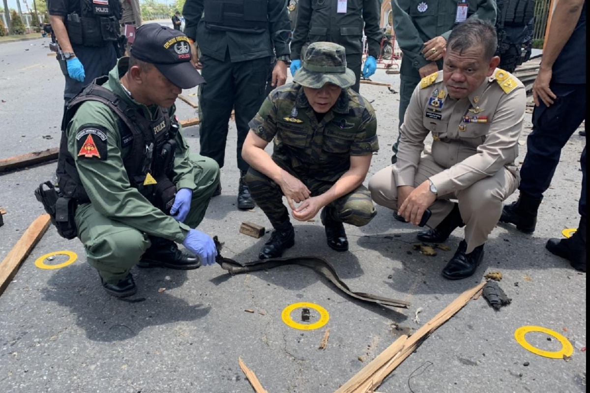 "บิ๊กแป๊ะ" รุดลงยะลาตรวจเหตุคาร์บอมบ์ สั่งเร่งหาตัวผู้ก่อเหตุ "บิ๊กแป๊ะ" รุดลงยะลาตรวจเหตุคาร์บอมบ์ สั่งเร่งหาตัวผู้ก่อเหตุ