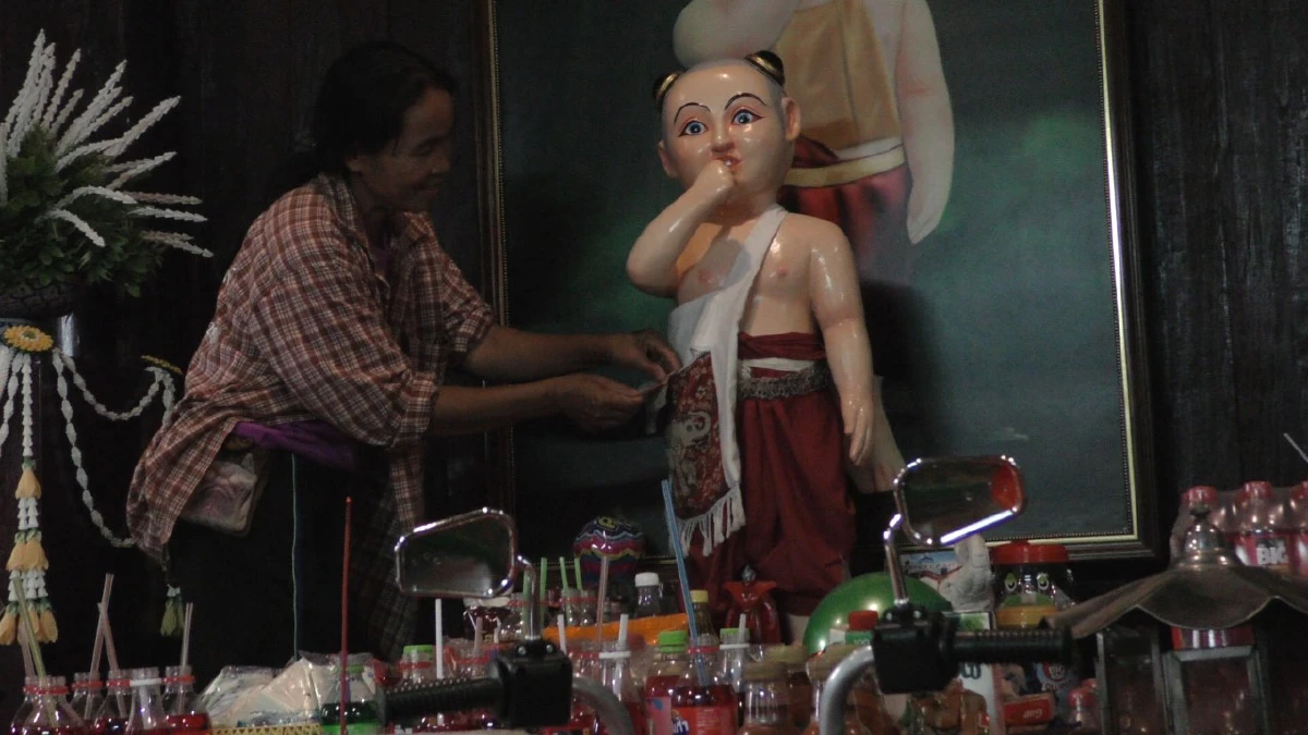 แห่แก้บน"ไอ้ส้มฉุน"วัดทรงเสวยให้โชคลาภกว่าครึ่งล้าน