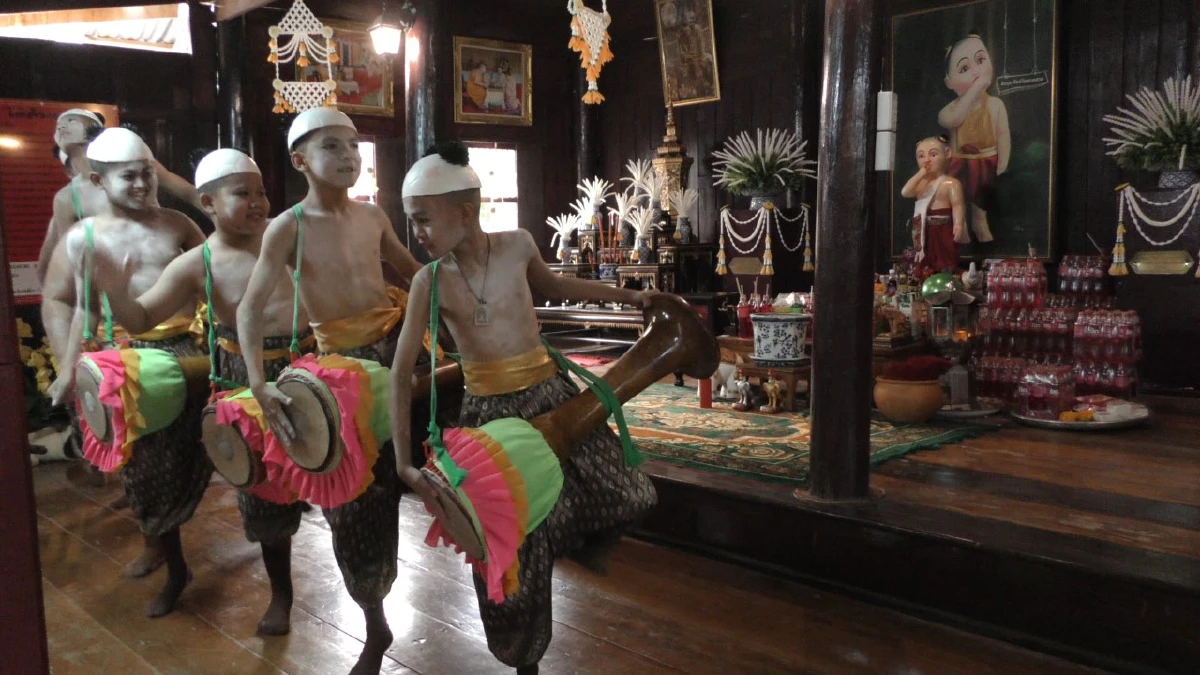 แห่แก้บน"ไอ้ส้มฉุน"วัดทรงเสวยให้โชคลาภกว่าครึ่งล้าน