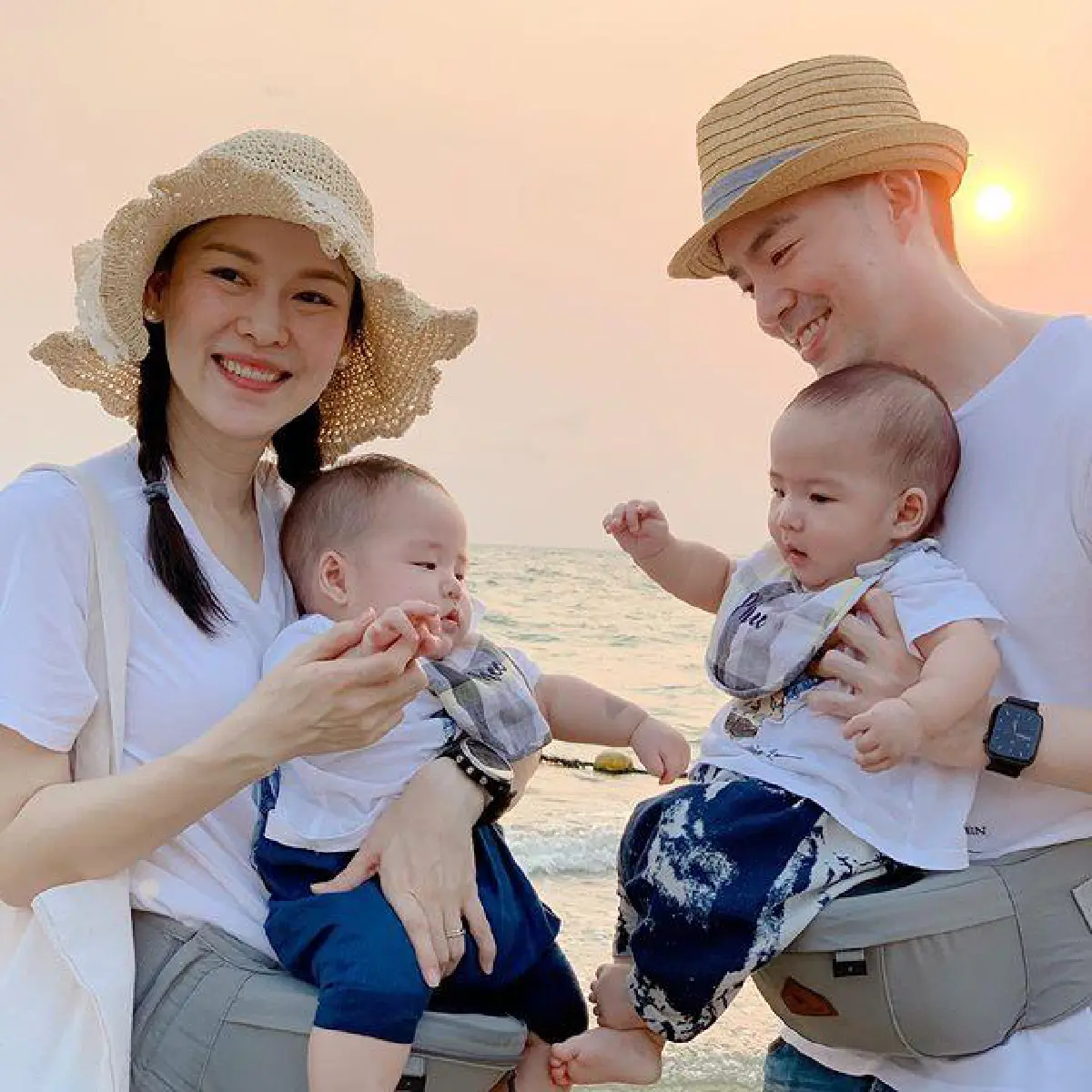 ภาพน่ารักอบอุ่น! บีม-ออย พาลูกแฝด น้องธีร์-พีร์ เที่ยวทะเลครั้งแรก