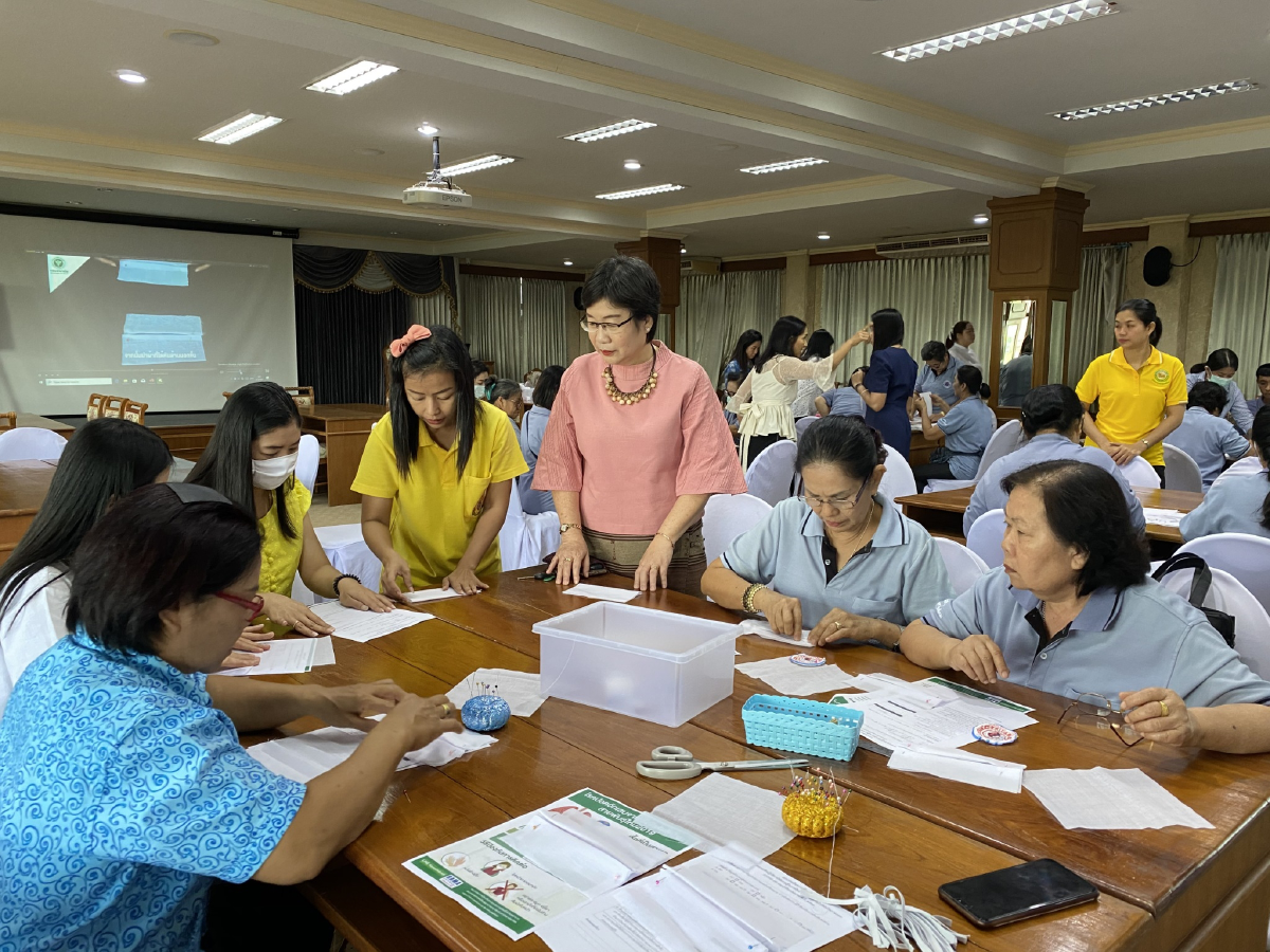 ชุมชนทั่วประเทศร่วมผลิตหน้ากากอนามัยแบบผ้าให้ชาวบ้านป้องกันโควิด-19