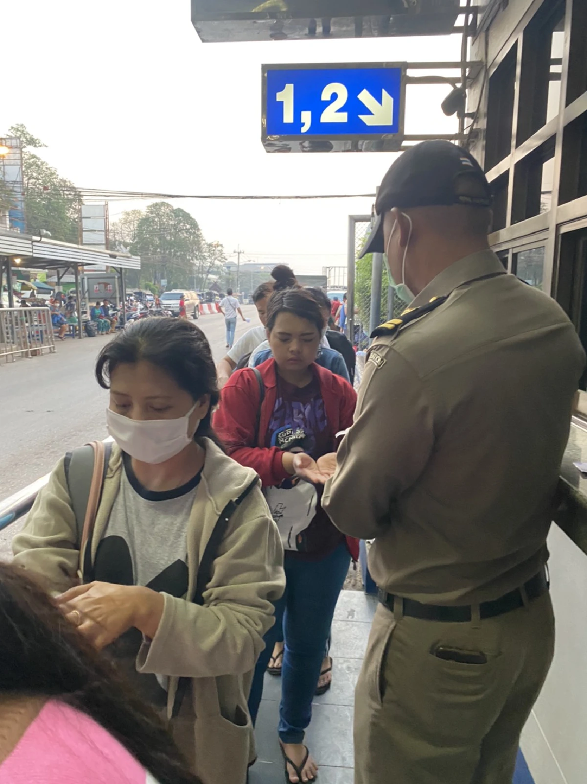 ด่านแทบแตก!แรงงานเมียนมาหนีโควิด-19 ฝั่งไทยทะลักกลับบ้านเกิด