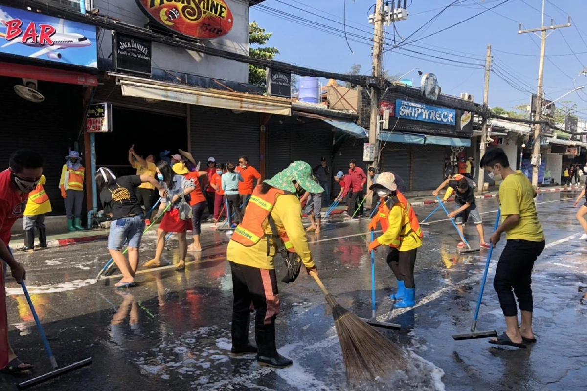 ป่าตองจัดบิ๊กคลีนนิ่งป้องกันโควิด-19 ผู้ประกอบการค้านปิดสถานบริการ