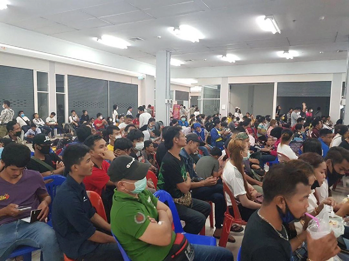 ฟิล์ม รัฐภูมิ ฉะกรมจัดหางาน ให้คนไปรวมตัวต่อใบอนุญาตเสี่ยงโควิด-19