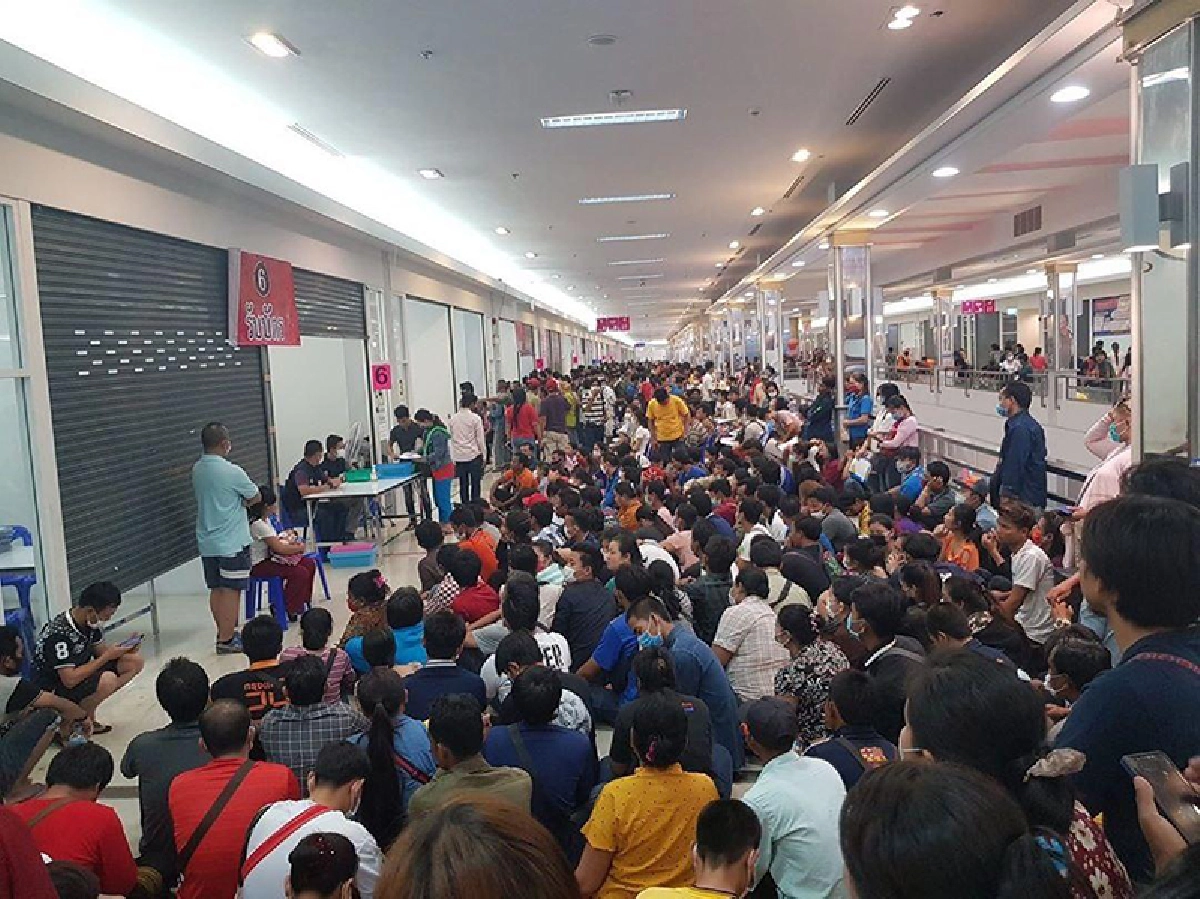 ฟิล์ม รัฐภูมิ ฉะกรมจัดหางาน ให้คนไปรวมตัวต่อใบอนุญาตเสี่ยงโควิด-19