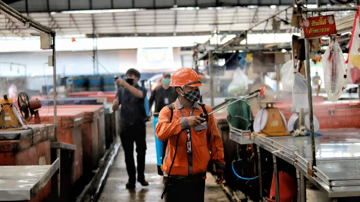 ปทุมธานีปูพรมฉีดพ่นยาฆ่าเชื้อตามแหล่งชุมชนตลาดสดท่ารถสกัดโควิด-19