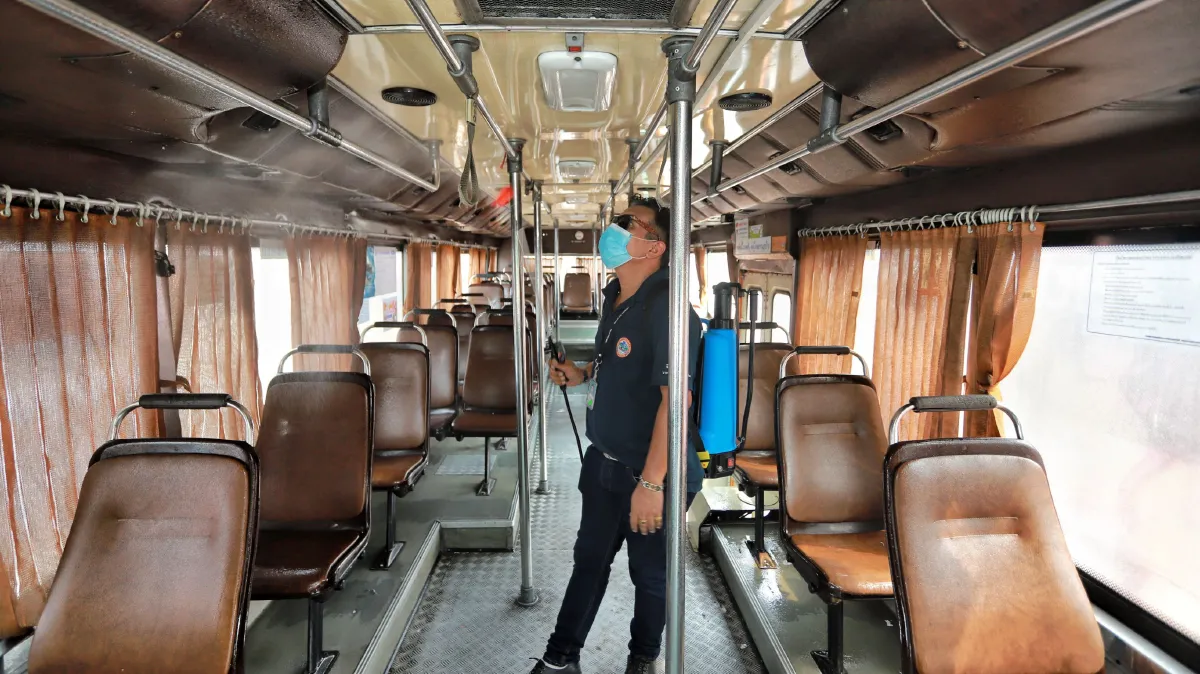 ปทุมธานีปูพรมฉีดพ่นยาฆ่าเชื้อตามแหล่งชุมชนตลาดสดท่ารถสกัดโควิด-19