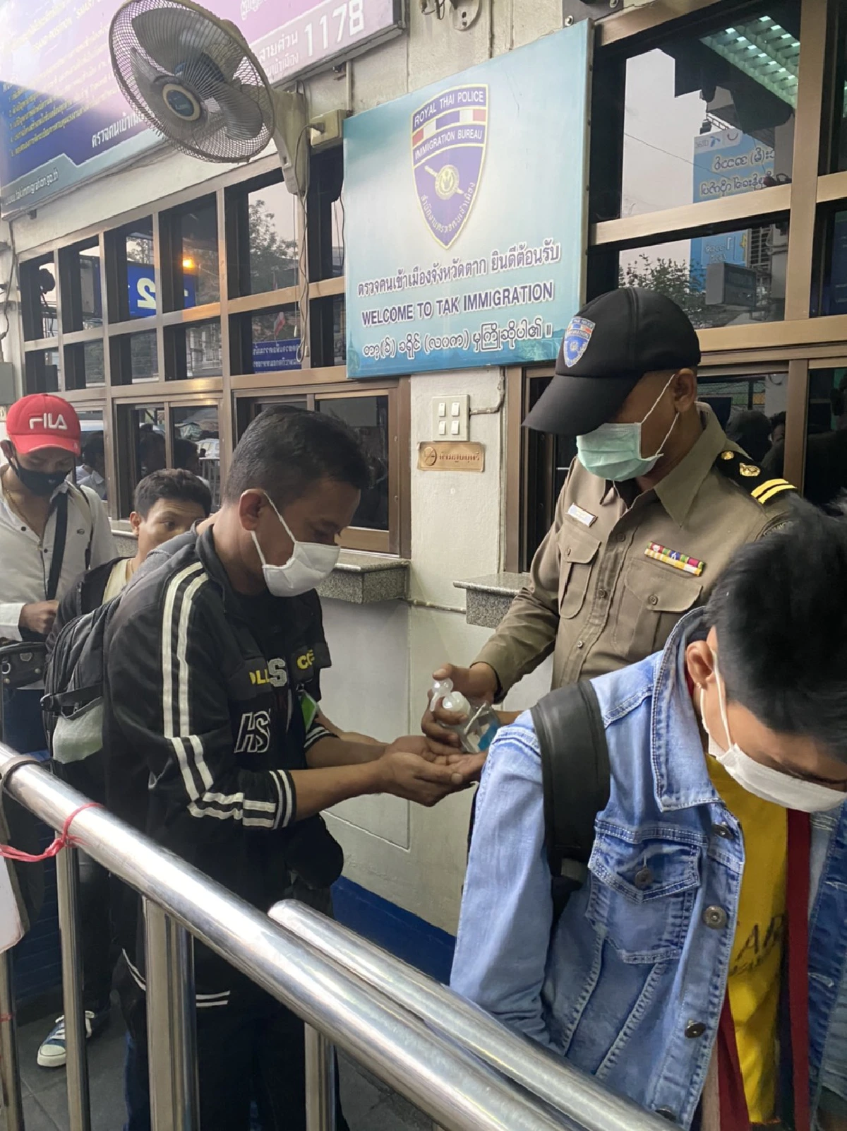 ด่านแทบแตก!แรงงานเมียนมาหนีโควิด-19 ฝั่งไทยทะลักกลับบ้านเกิด