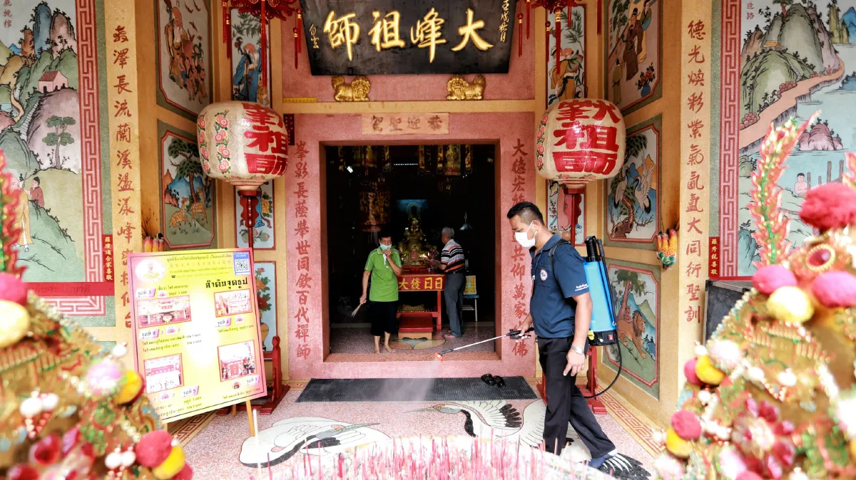 ปทุมธานีปูพรมฉีดพ่นยาฆ่าเชื้อตามแหล่งชุมชนตลาดสดท่ารถสกัดโควิด-19