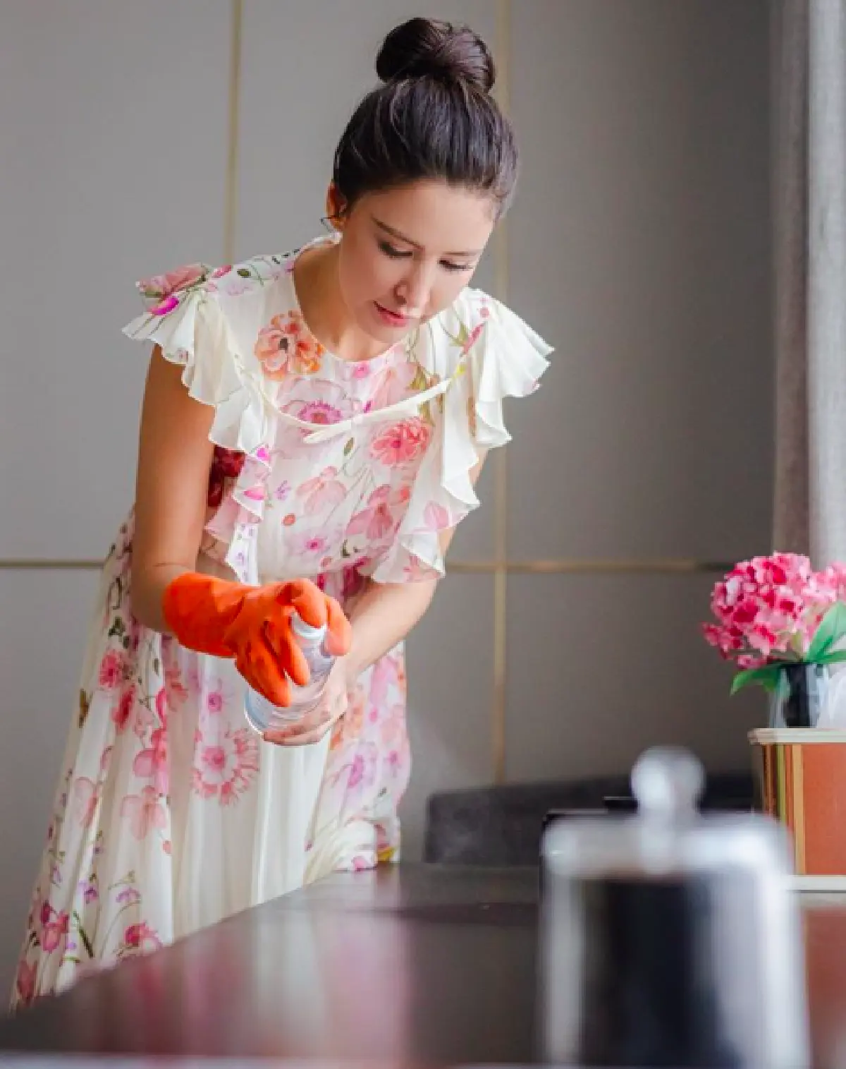 ต้องสวยขนาดนี้!? “กรณ์ ณรงค์เดช” แชร์ภาพภรรยา “ศรีริต้า” กำลังทำความสะอาดบ้าน