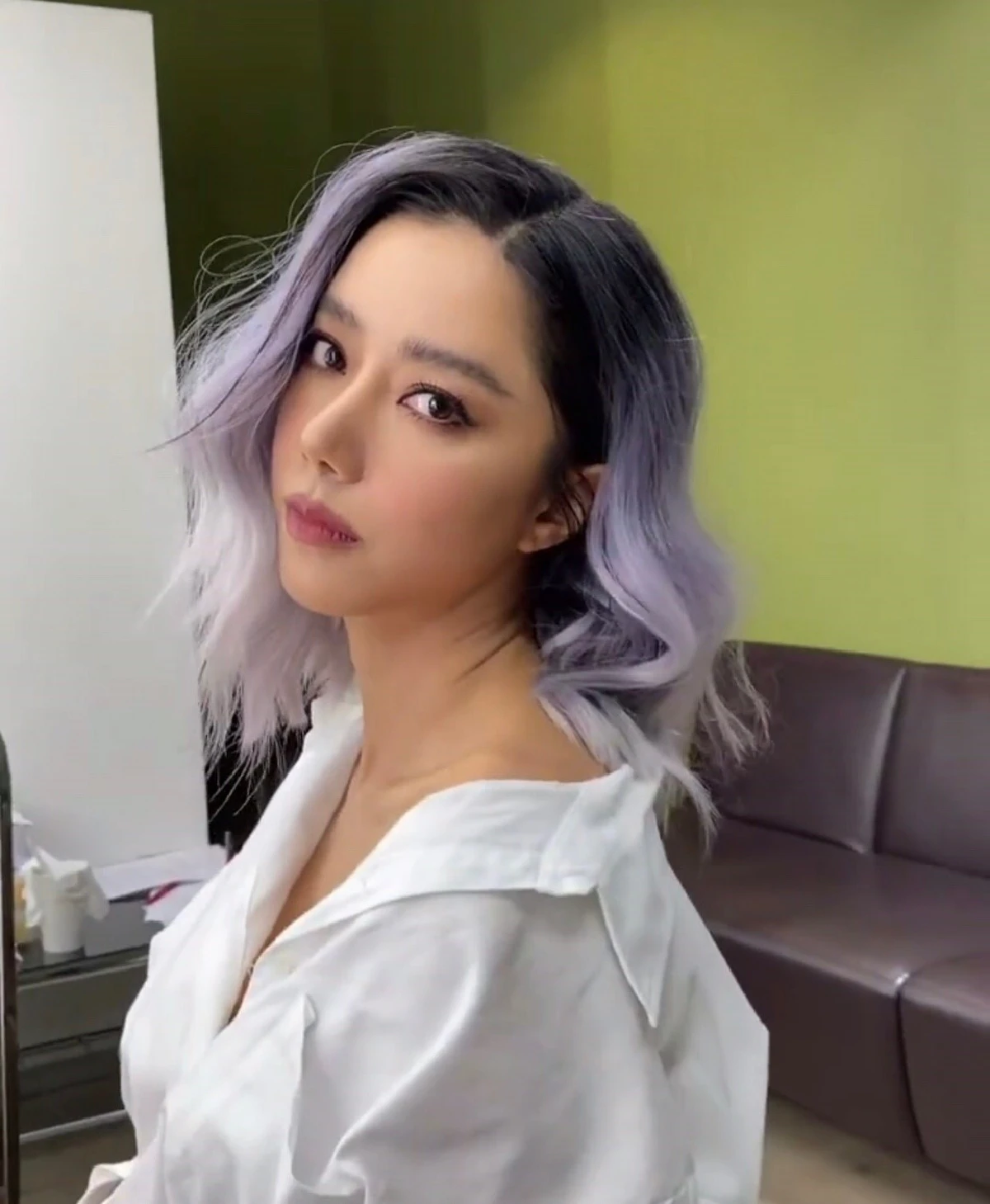 ความสวยต้องอดทน! ไอซ์ อภิษฎา อวดลุคใหม่ผมสีม่วงสวยเปรี้ยวขึ้นเป็นกอง (คลิป)