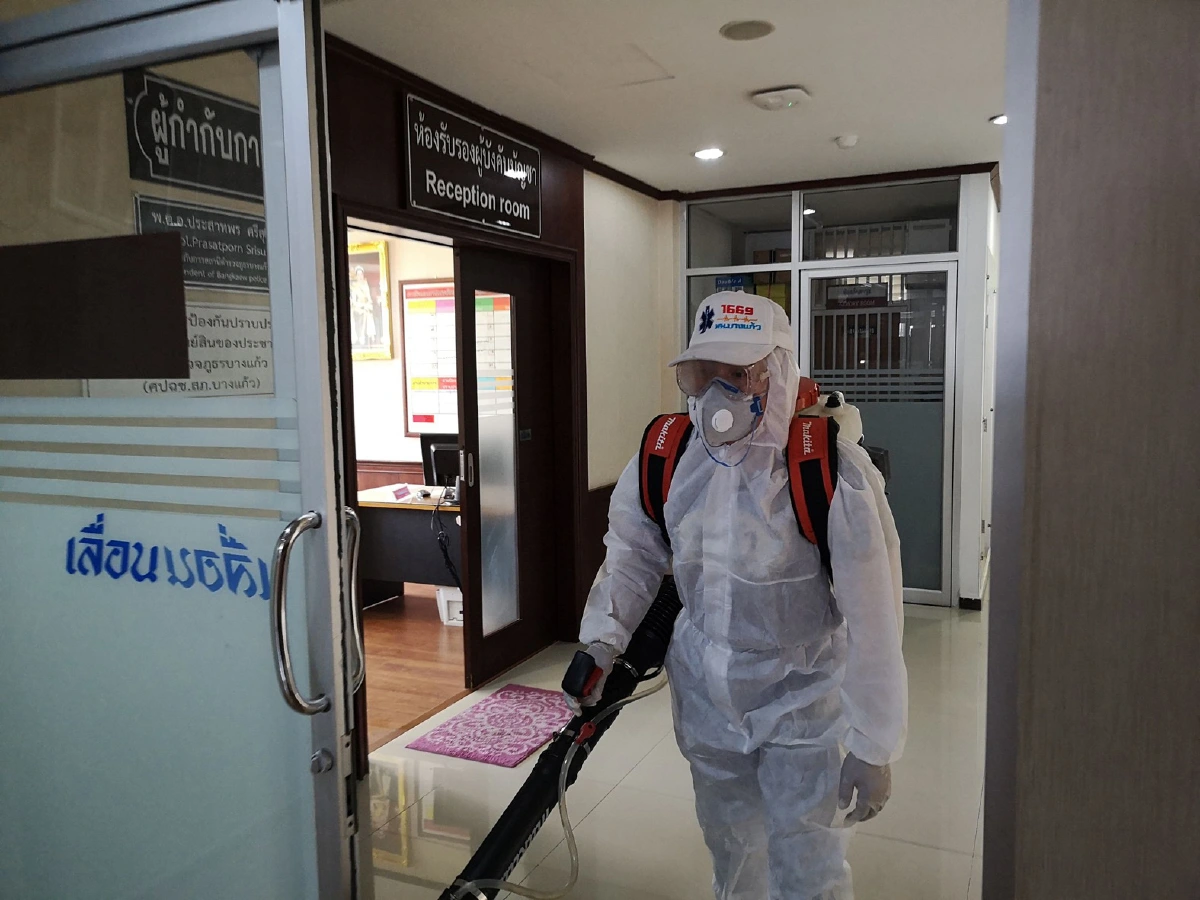 เร่งฉีดพ่นยาฆ่าเชื้อทั่วโรงพักบางแก้วหลังพบตร.ติดโควิด-19 จากสนามมวย