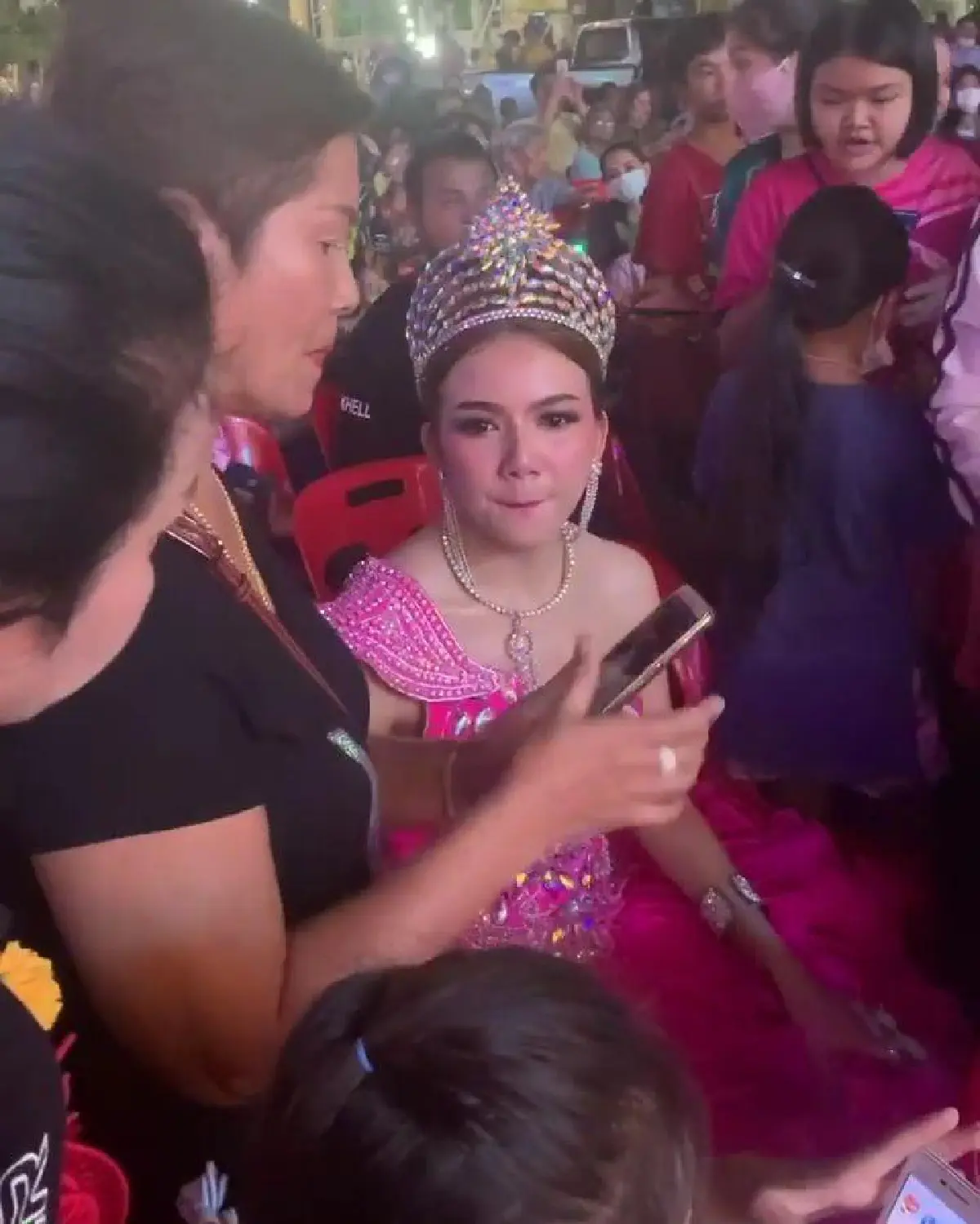 เล่นใหญ่ไปให้สุด! จ๊ะ อาร์สยาม แต่งชุดเต็มยศไปนั่งดูลิเกติดขอบเวที (คลิป)