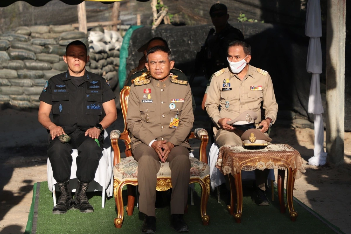 องคมนตรีเชิญถุงพระราชทานมอบจนท.ฐานปฎิบัติการส้มป่อย