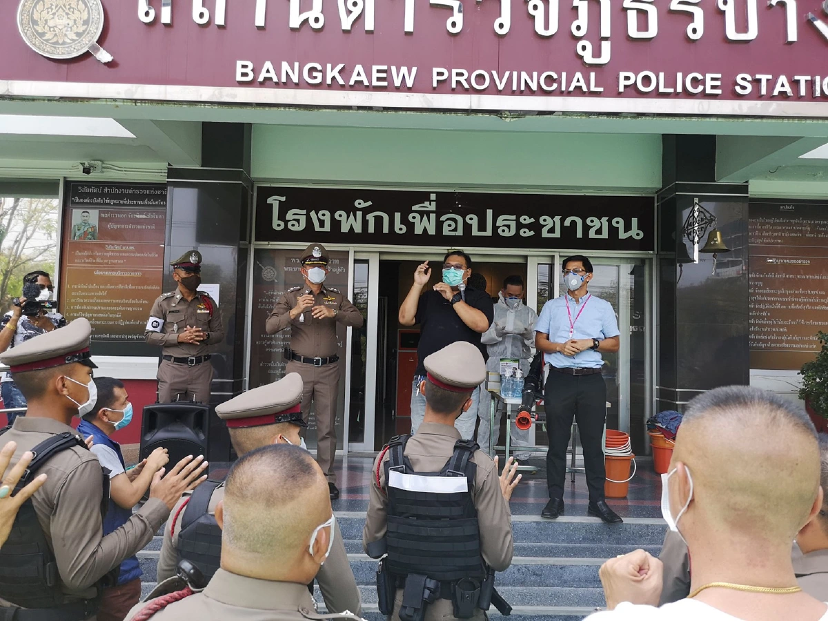 เร่งฉีดพ่นยาฆ่าเชื้อทั่วโรงพักบางแก้วหลังพบตร.ติดโควิด-19 จากสนามมวย