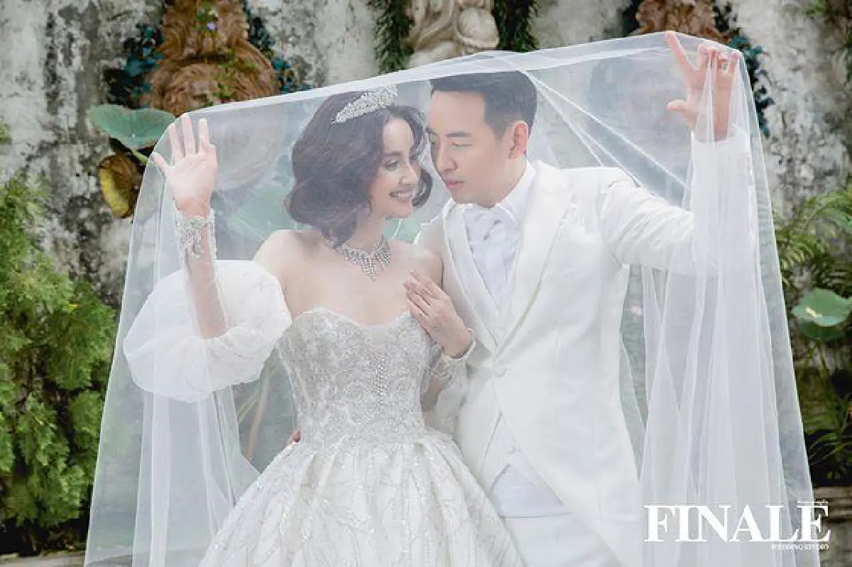 ไม่เลื่อนงานแต่ง! “น้ำฝน-อาร์ม" เผยภาพพรีเวดดิ้งสุดหวาน