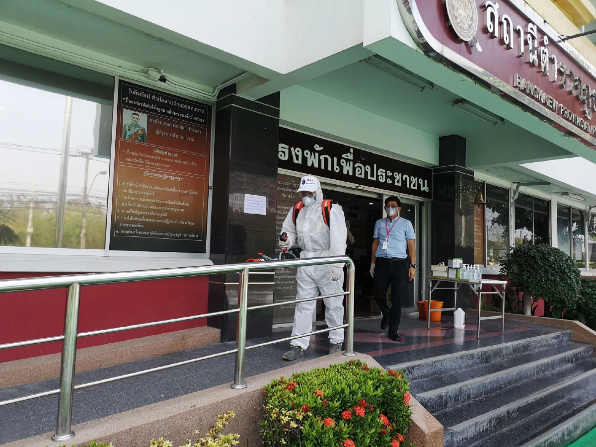 เร่งฉีดพ่นยาฆ่าเชื้อทั่วโรงพักบางแก้วหลังพบตร.ติดโควิด-19 จากสนามมวย