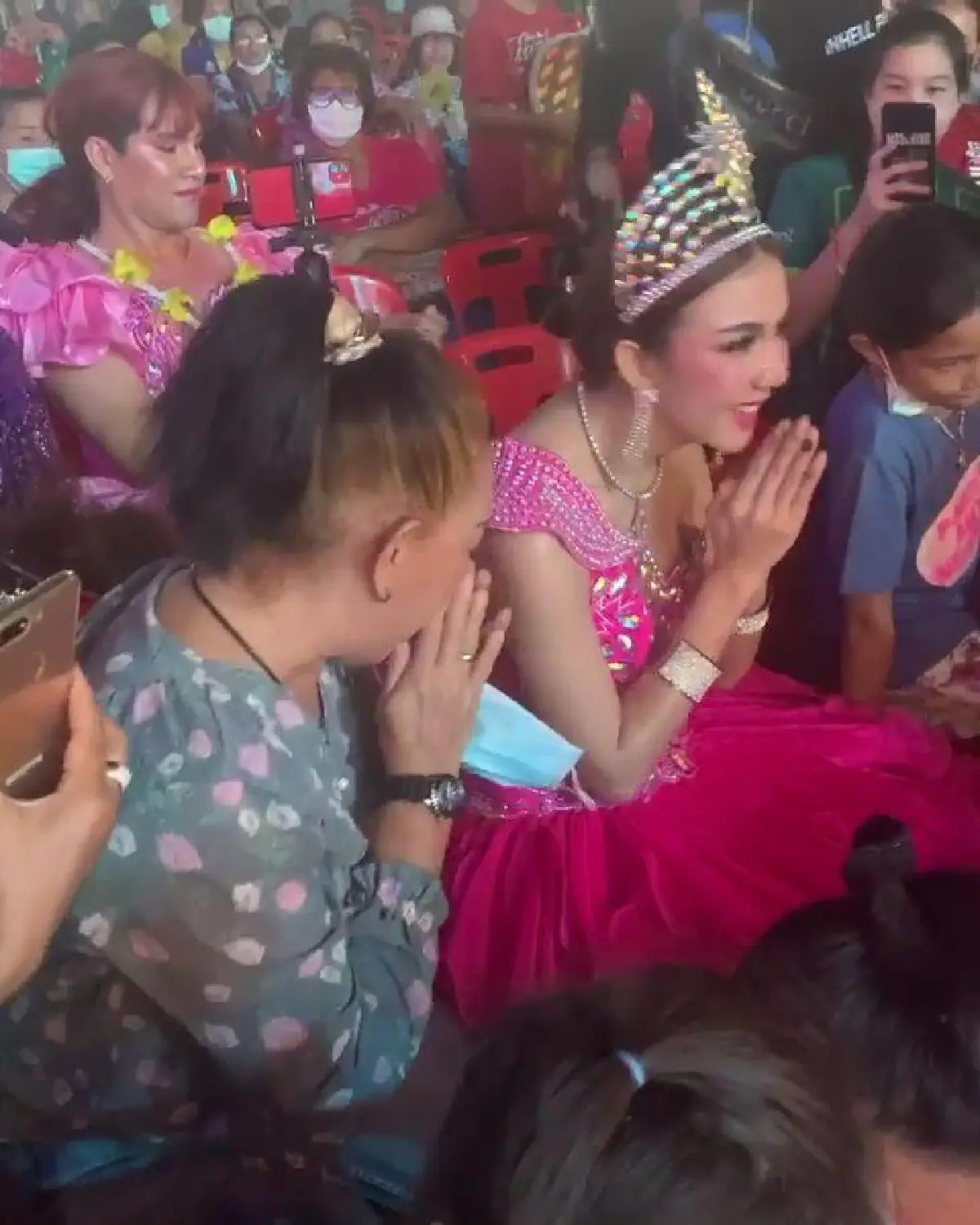 เล่นใหญ่ไปให้สุด! จ๊ะ อาร์สยาม แต่งชุดเต็มยศไปนั่งดูลิเกติดขอบเวที (คลิป)