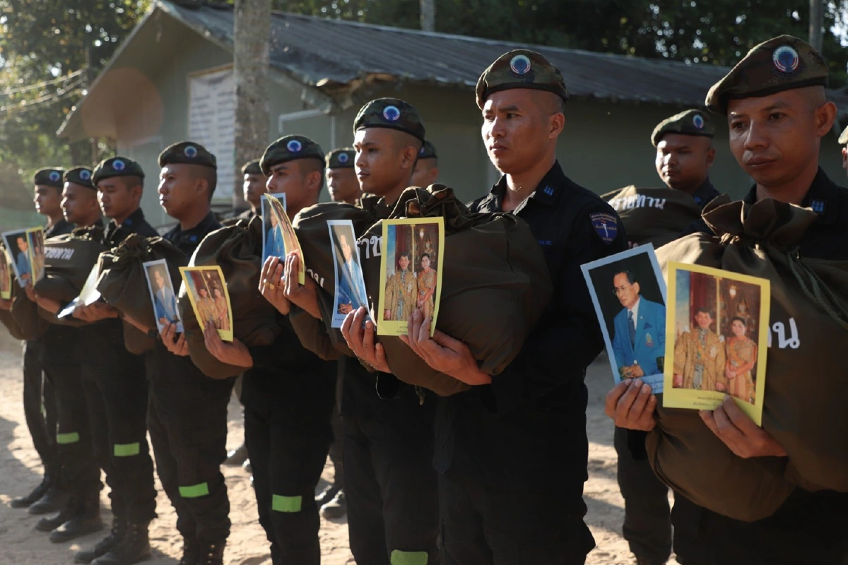 องคมนตรีเชิญถุงพระราชทานมอบจนท.ฐานปฎิบัติการส้มป่อย