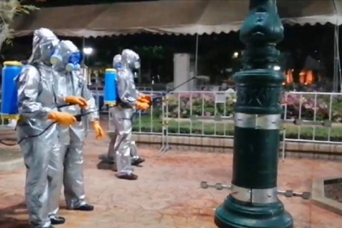 จนท.ลุยฆ่าเชื้อโควิด-19 จุดสำคัญใน กทม.