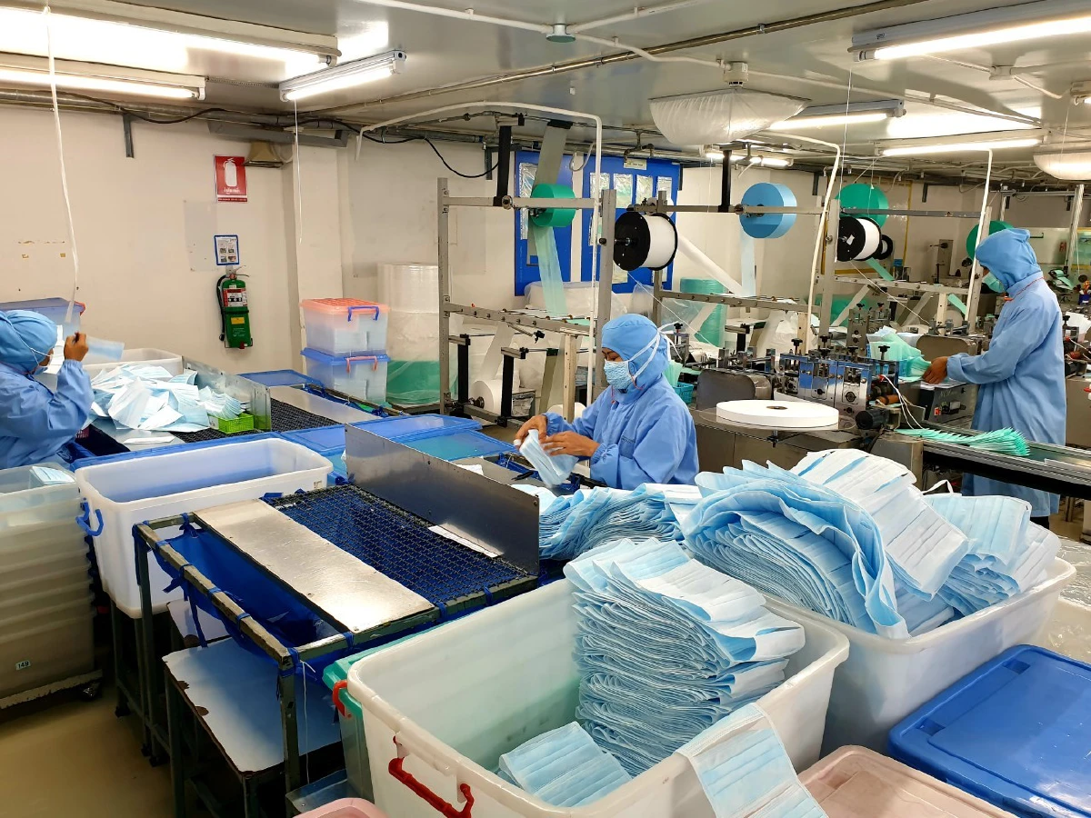 ผู้ตรวจการฯบุกตรวจโรงงานผลิตหน้ากากอนามัยย่านปากเกร็ดดูไลน์การผลิต