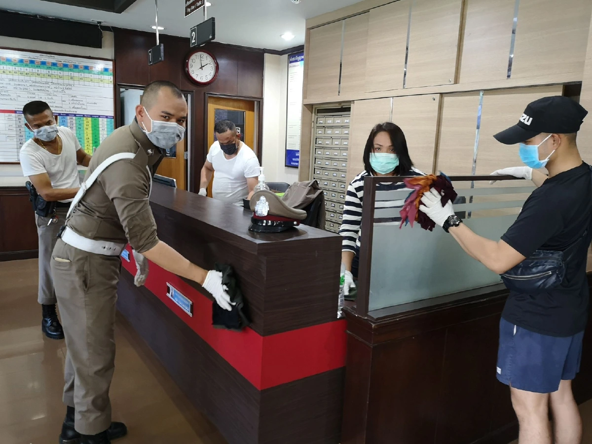 เร่งฉีดพ่นยาฆ่าเชื้อทั่วโรงพักบางแก้วหลังพบตร.ติดโควิด-19 จากสนามมวย